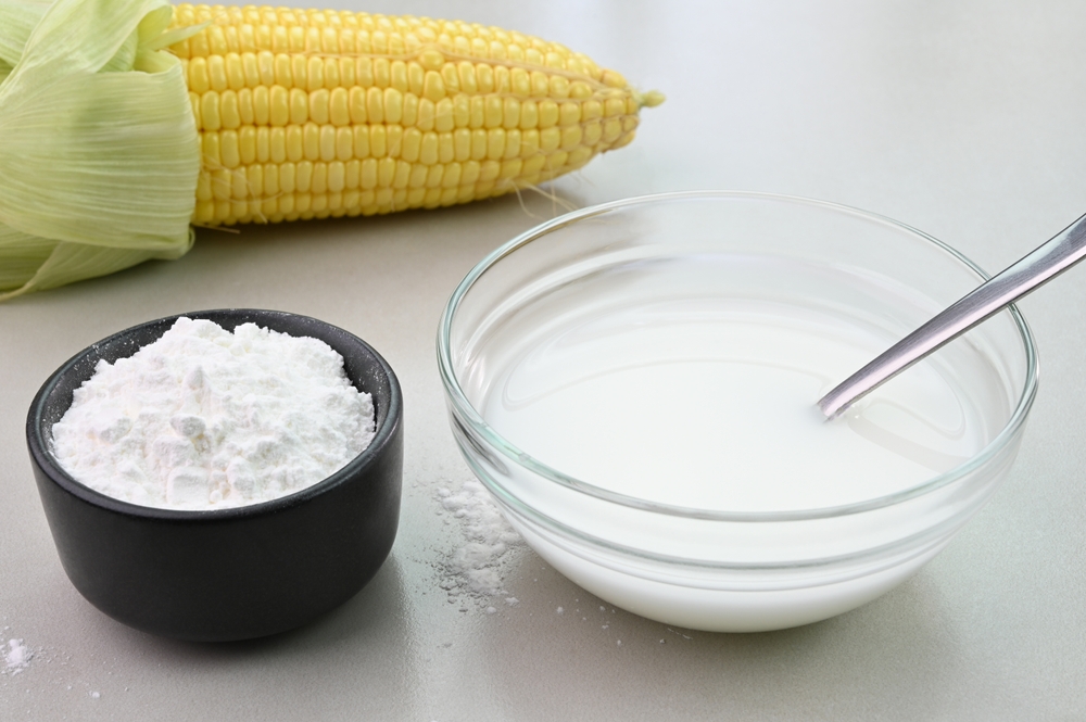 Cornstarch,Water,In,A,Bowl,majsmel,skål,med,vand