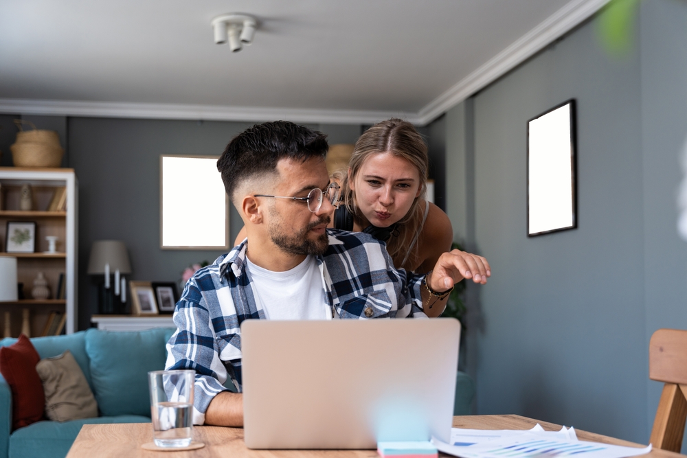 Male,Working,woman,curious,mand,arbejder,kvinde,nysgerrig