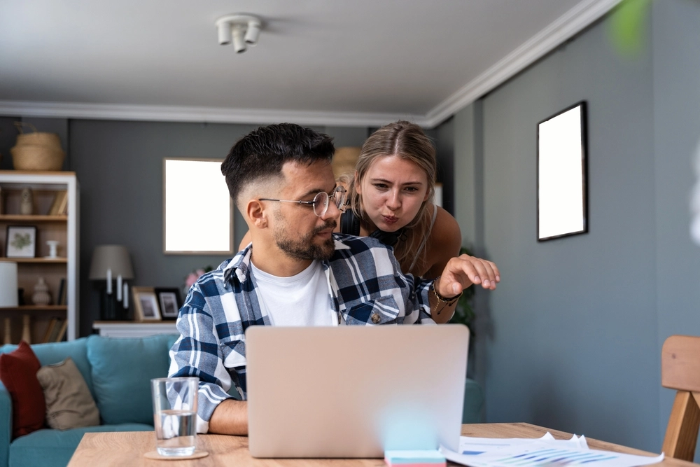 Male,Working,woman,curious,mand,arbejder,kvinde,nysgerrig