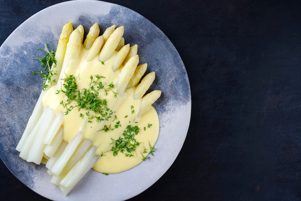 White,Asparagus,Glazed,With,Sauce,Hollandaise,And,Cress,Served,As
