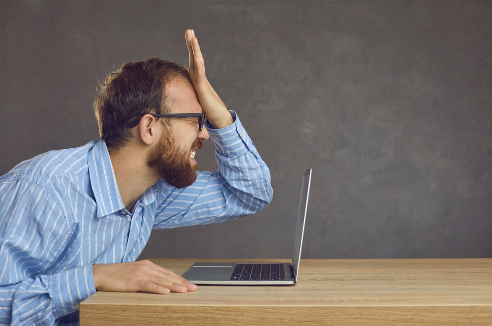 man,hidding,head,computer,mand,slår,hovedet