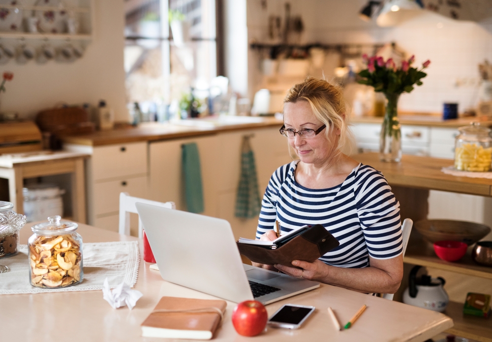 Woman,Working,From,Home,kvinde,arbejder,hjemme