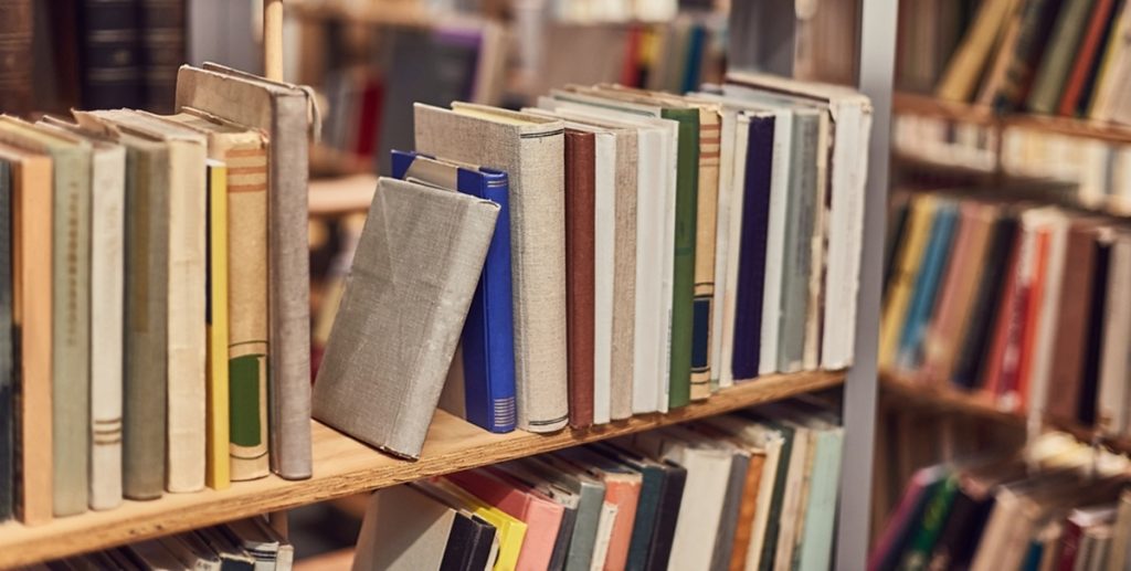 Many,Books,On,The,Shelves,Of,A,Library, reading,