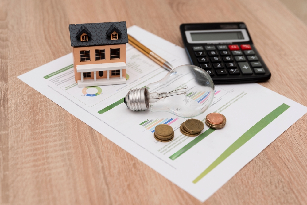 Energy Costs,Light Bulb,Miniature House,Calculator, hus, penger, dyrt