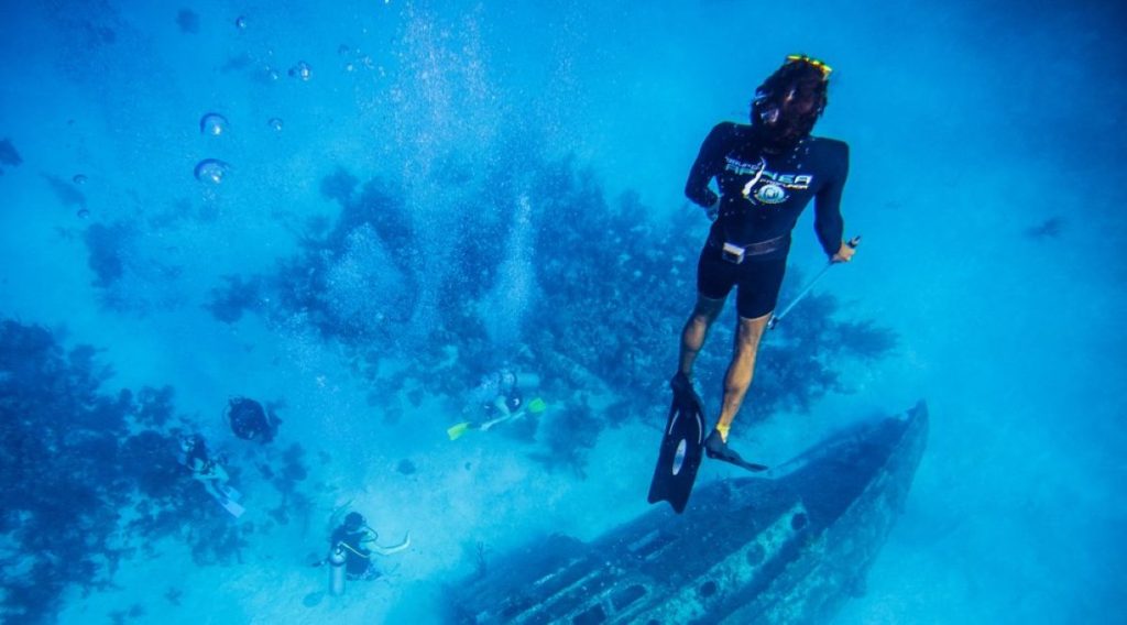 shipwreck under water diver