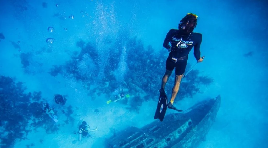 shipwreck under water diver