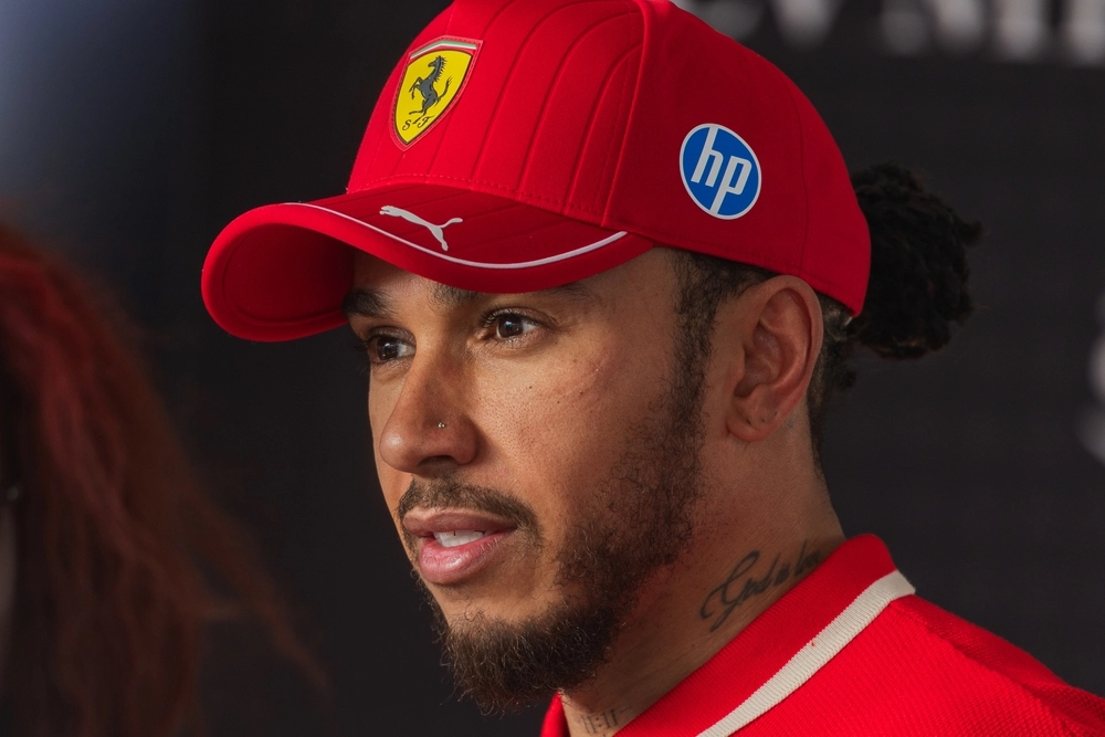Lewis Hamilton deler overraskende video: Sergio Perez reaktion stjæler showet