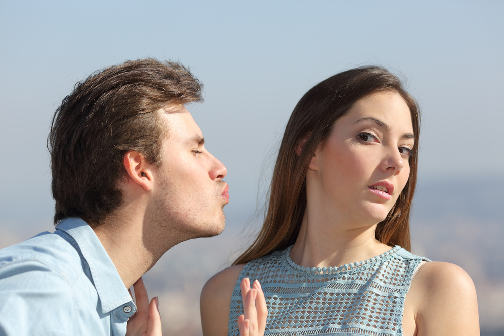 man,kiss,woman,rejects,kysser,afviser