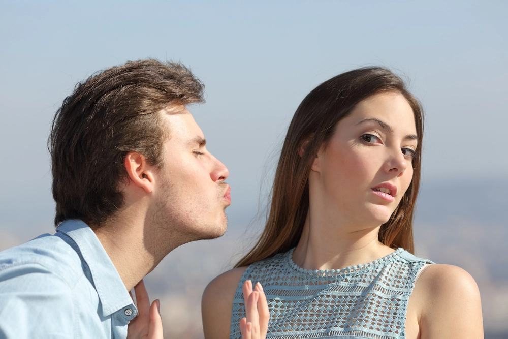 man,kiss,woman,rejects,kysser,afviser