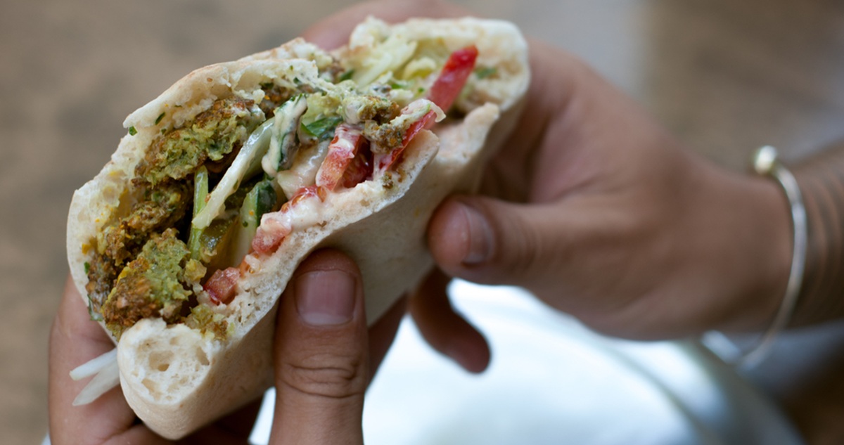 Falafel,With,Tahini,Sau?e,And,Fresh,Vegetables,In,Pita,Bread
