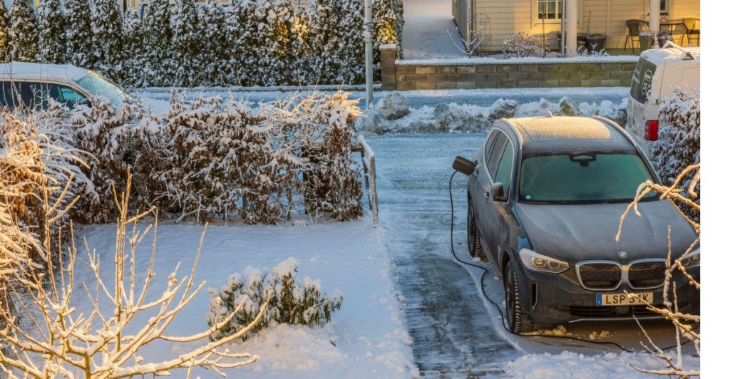 Ting du aldrig må gøre ved din bil om vinteren: undgå dyre fejl i kulden