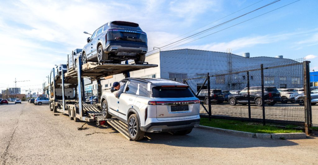 New Chinese SUV Dubbed ‘Half-Price Range Rover’ Gains Popularity