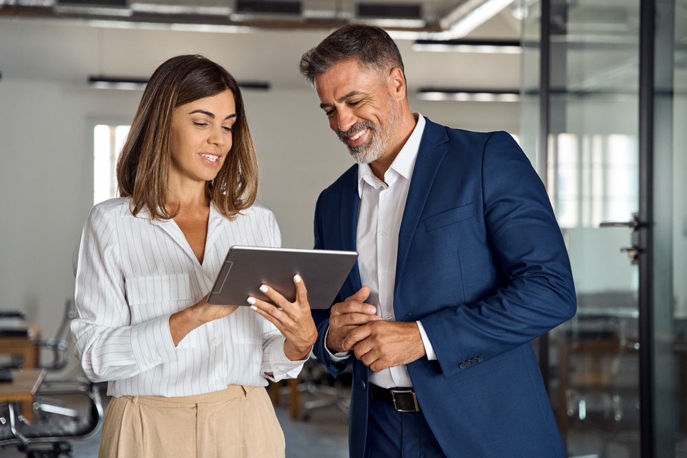 Mand og kvinde snakker arbejde / Man and woman dicussing business