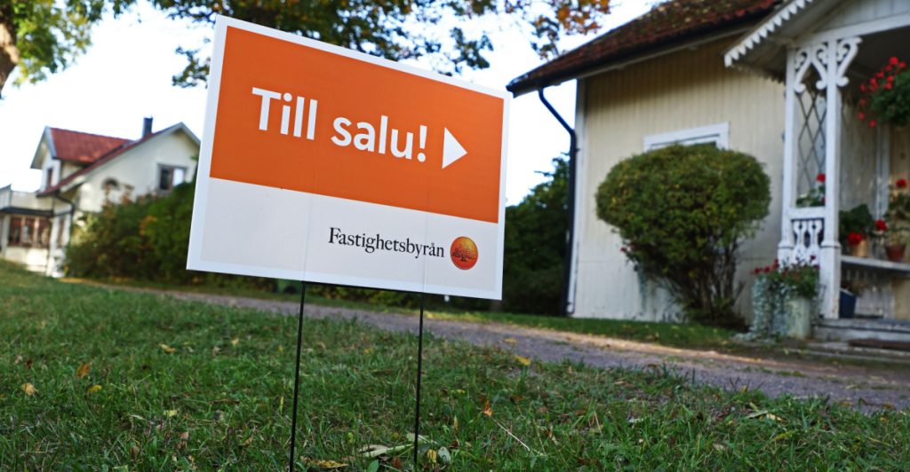 Till salu skylt mäklare hus