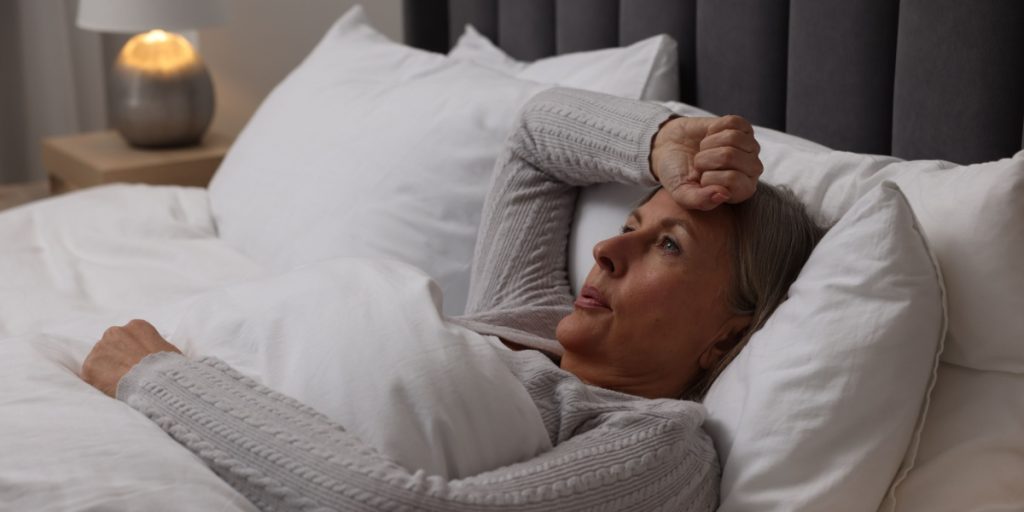 Sove, sleeping, woman, kvinde sove, stresset, hedeslag, svede,