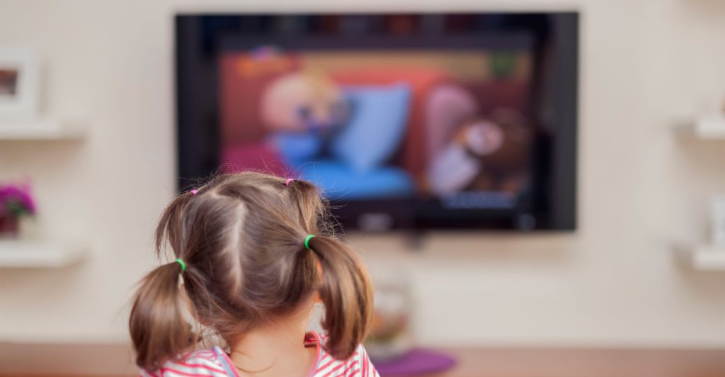 Liten tjej ser TV barn