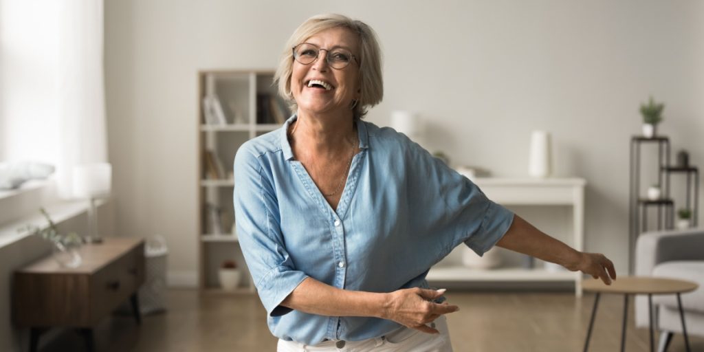 old woman, smile, pensionist, glad kvinde, 60