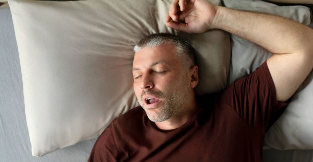Sova, man som sover, snarkar