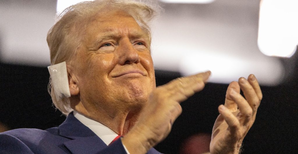 Donald Trump skjutet öra
