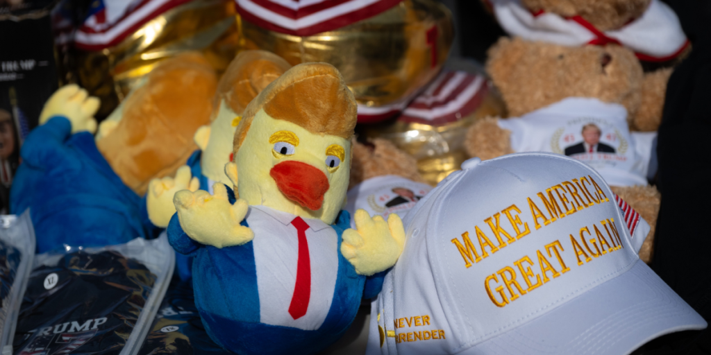 merchandise til salg nær Capital One Arena, hvor præsident Donald Trump optrådte efter sin indsættelse i Washington DC den 20. januar 2025.