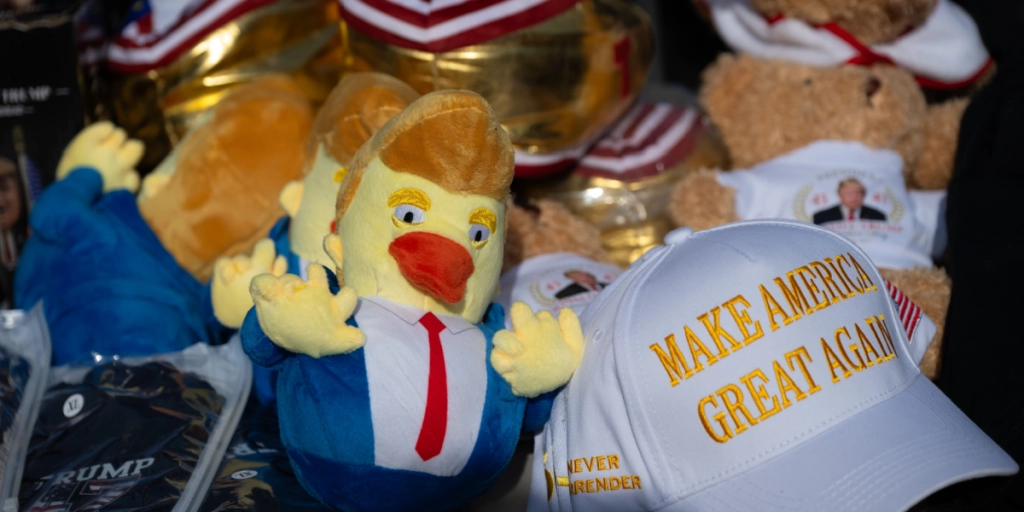 merchandise til salg nær Capital One Arena, hvor præsident Donald Trump optrådte efter sin indsættelse i Washington DC den 20. januar 2025.
