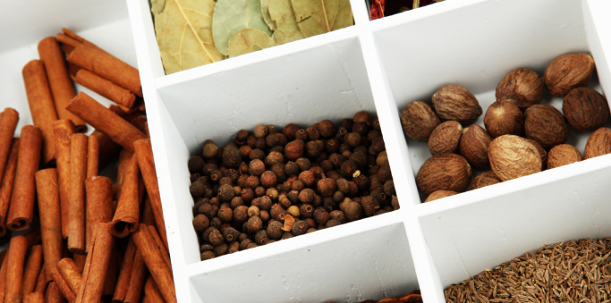 Spices, laurbærblade, peber, kanel