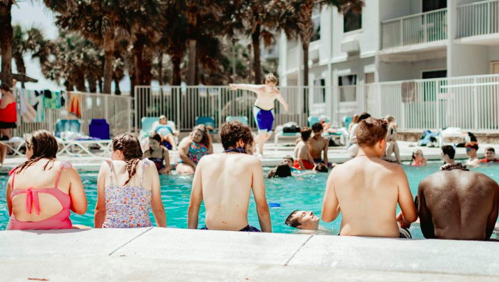 Så mange danskere har tisset i poolen på ferie: Det er flere, end du tror