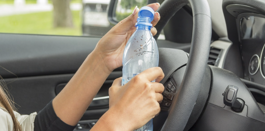 Vandflaske i bil, water bottle in car
