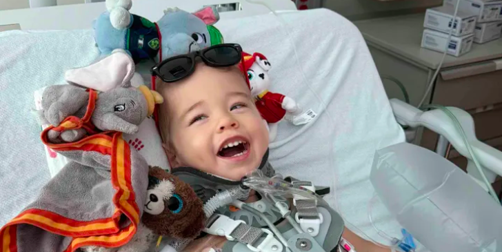 2-årige Oliver kom alvorligt til skade i et biluheld i Mexico: Nu får familien hjælp til regningerne fra uventet kant
