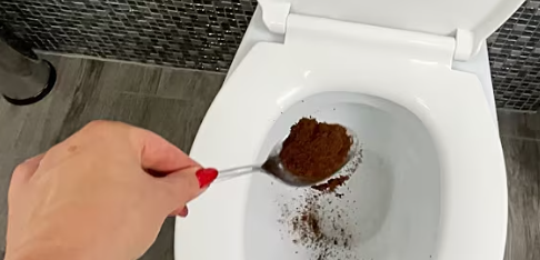 Flere og flere hælder kaffegrums i toilettet – og det er der én særlig grund til