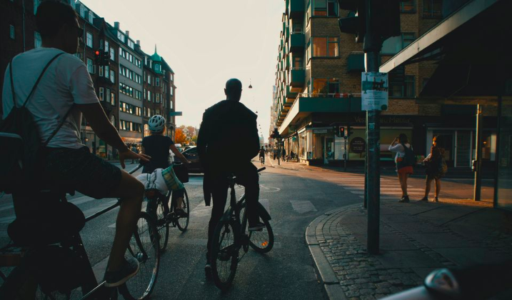 Mange danske cyklister gør det, når de holder for rødt: Nu kommer ekspert med klar opfordring
