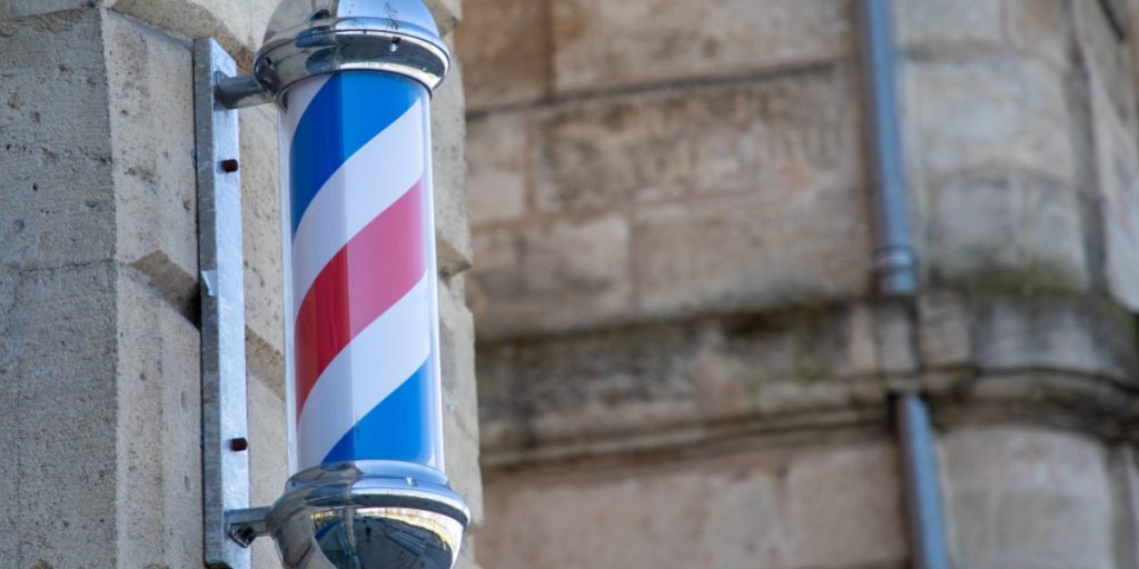 Hvad betyder den blå, røde og hvide stang, der roterer ved barbershops?