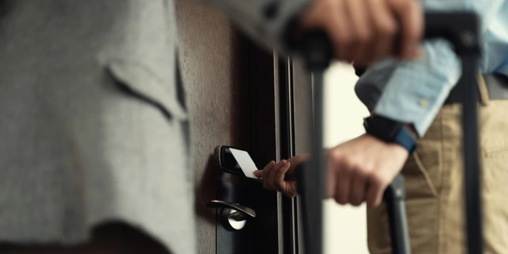 Det kræver kun et simpelt tjek: Sådan sikrer du dit privatliv i ferielejligheder og på hoteller
