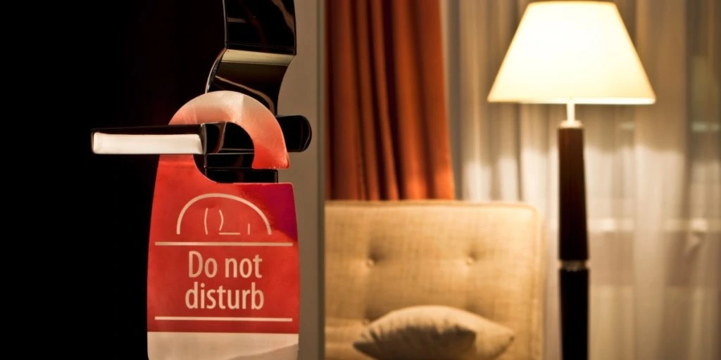 Kæmpe hotelkæde går konkurs: Gæster smidt ud med alle ejendele pakket i plastikposer