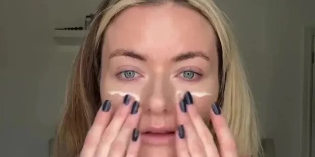 Influencer blev ‘flov’ efter at have sendt video til brand – uden at opdage pinligt objekt i baggrunden