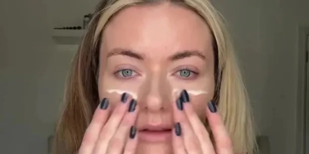 Influencer blev ‘flov’ efter at have sendt video til brand – uden at opdage pinligt objekt i baggrunden