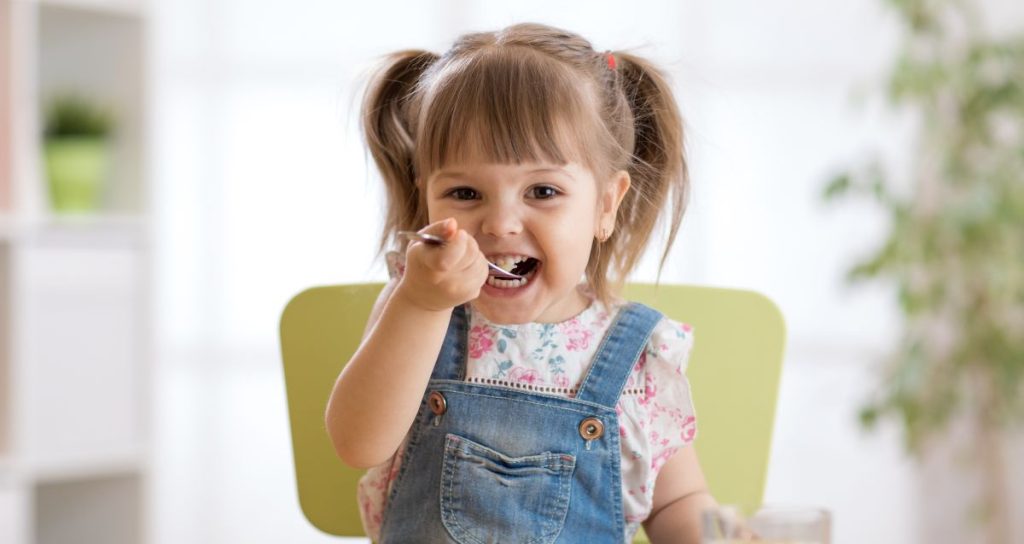 Pige girl eating