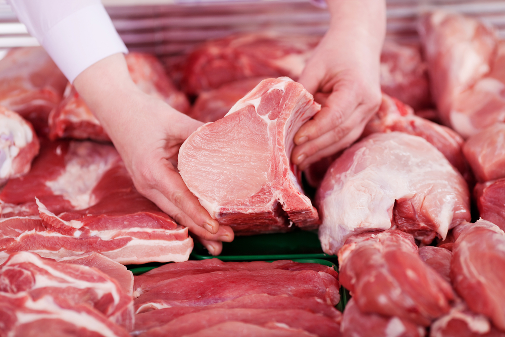 Closeup,Of,Butcher's,Hands,Holding,Meat,Piece,In,Shop