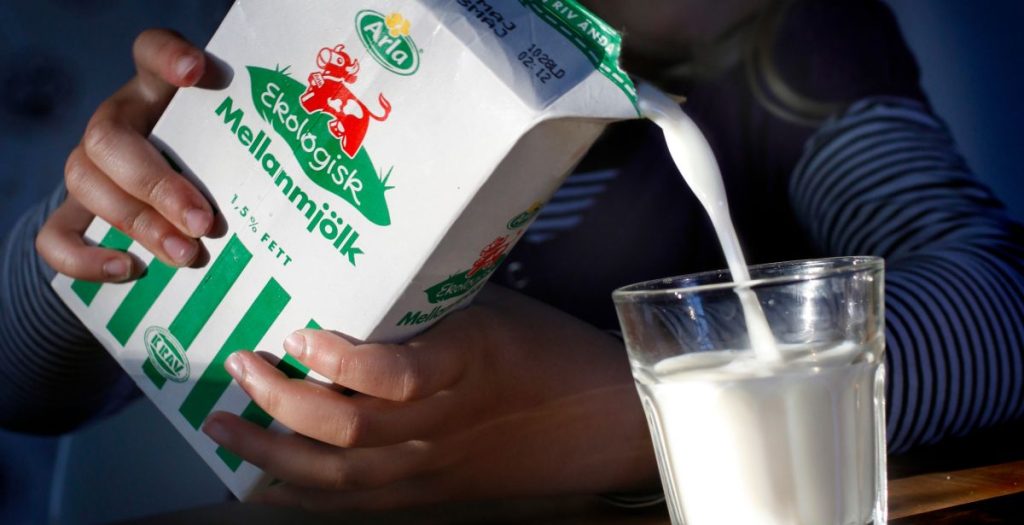 Mælk arla milk glass pour child