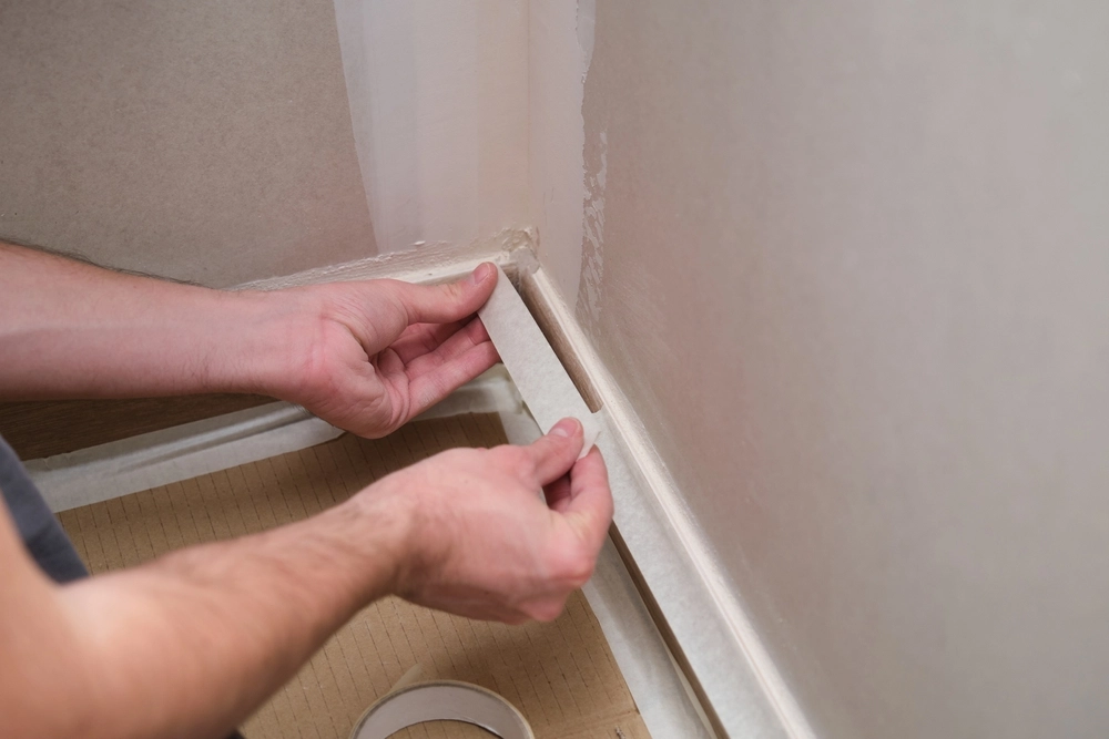Painter,Using,Painters Tape,corner, DIY, maler, maling, malertape