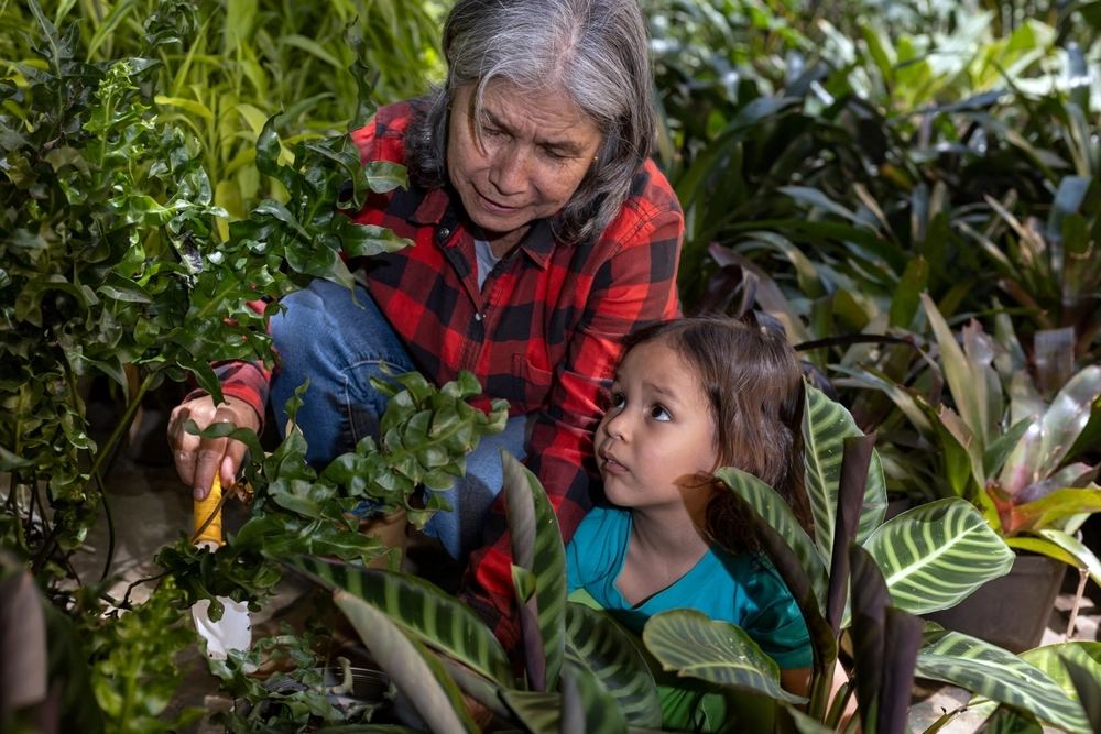 Gardening,Children.Grandmother,havearbejde,bedstemor,barnebarn