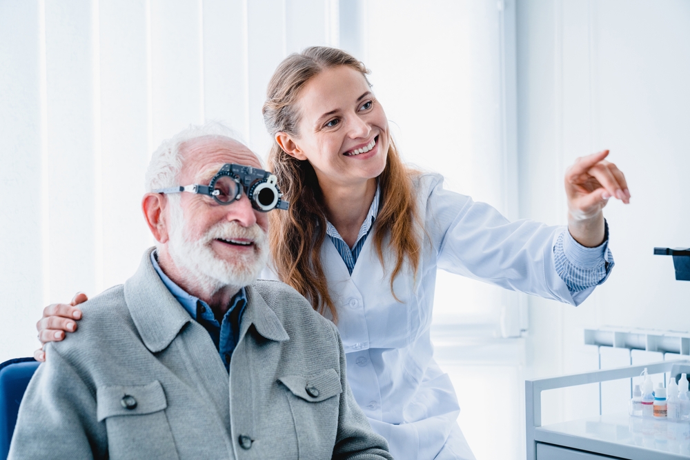 senior,eye,doctor,øjenlæge