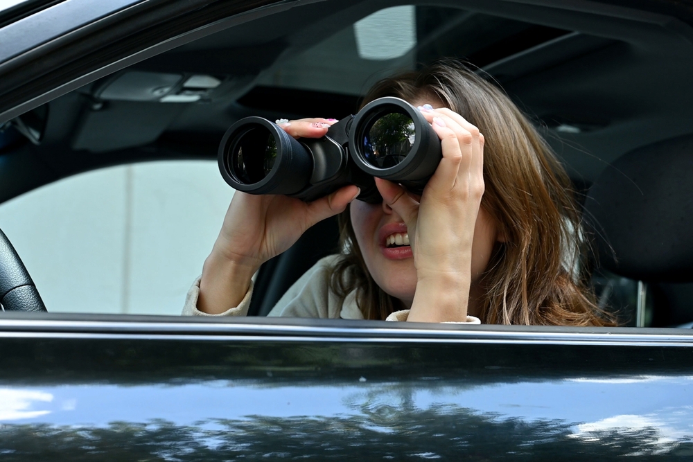 woman,spying,kvinde,udspionerer