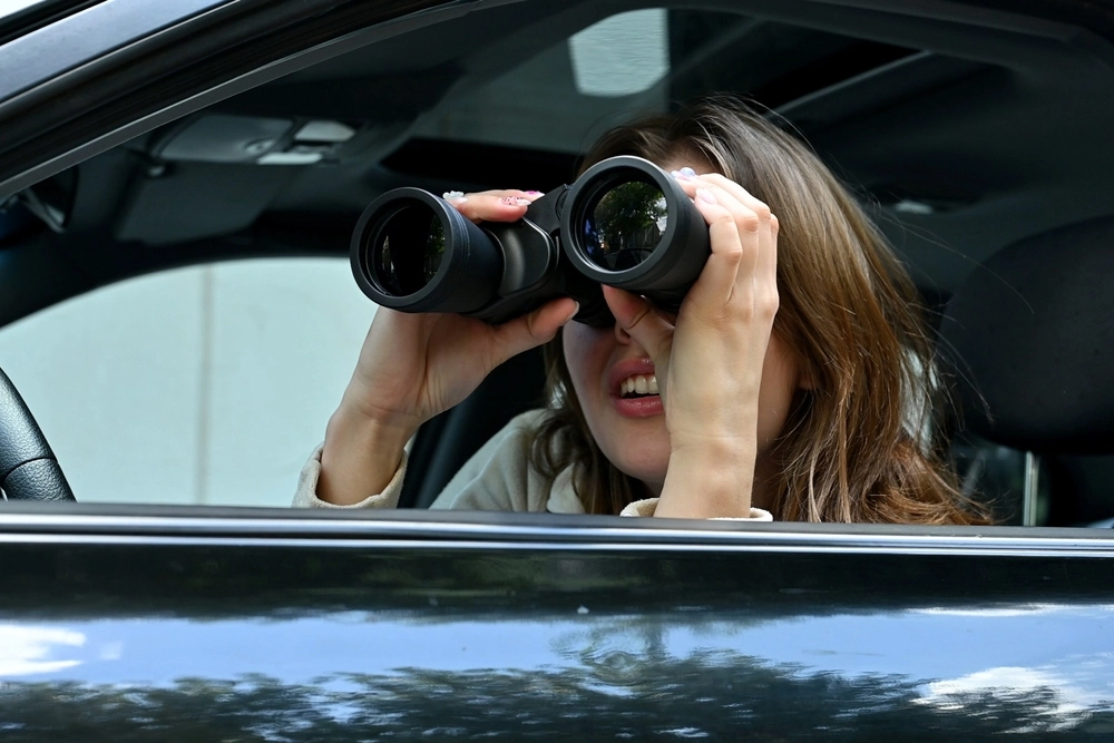 woman,spying,kvinde,udspionerer