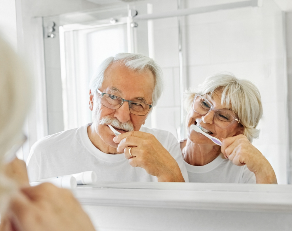 Senior,Brushing,teeth,børster tænder