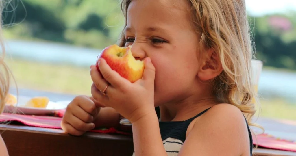 girl pige apple