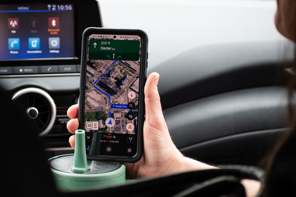 Hvor nemt aktiverer man advarsler om fartkamera på Google Maps? Svaret vil overraske dig