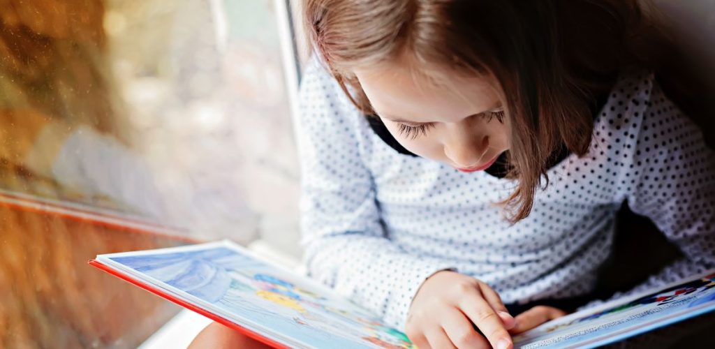 pige girl reading