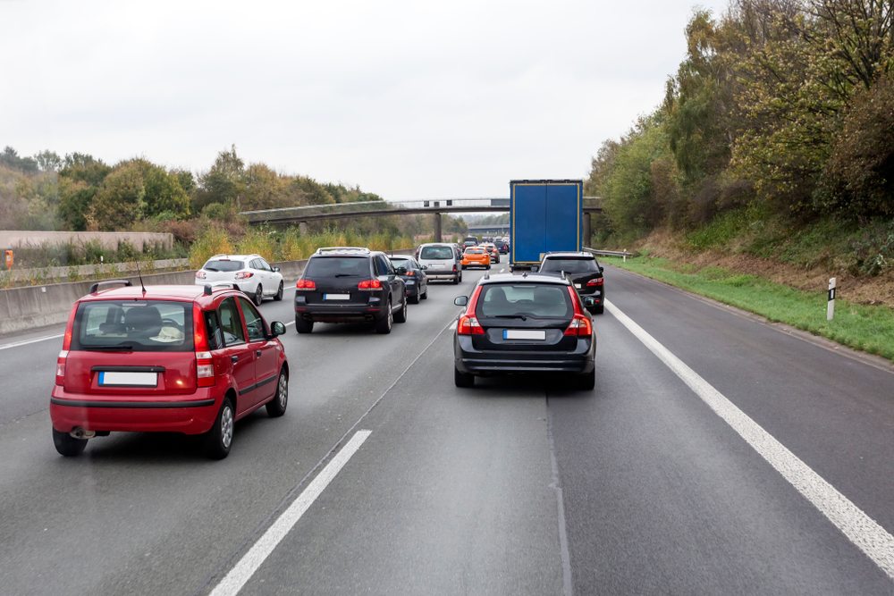 Autobahn unter Druck: Warum das Tempolimit wieder diskutiert wird