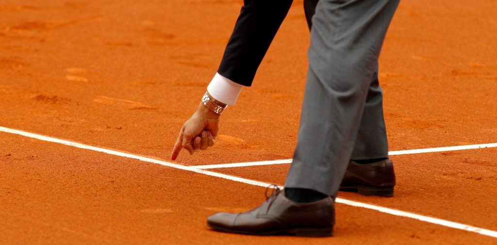 Tennis referee check and take decision durning a match